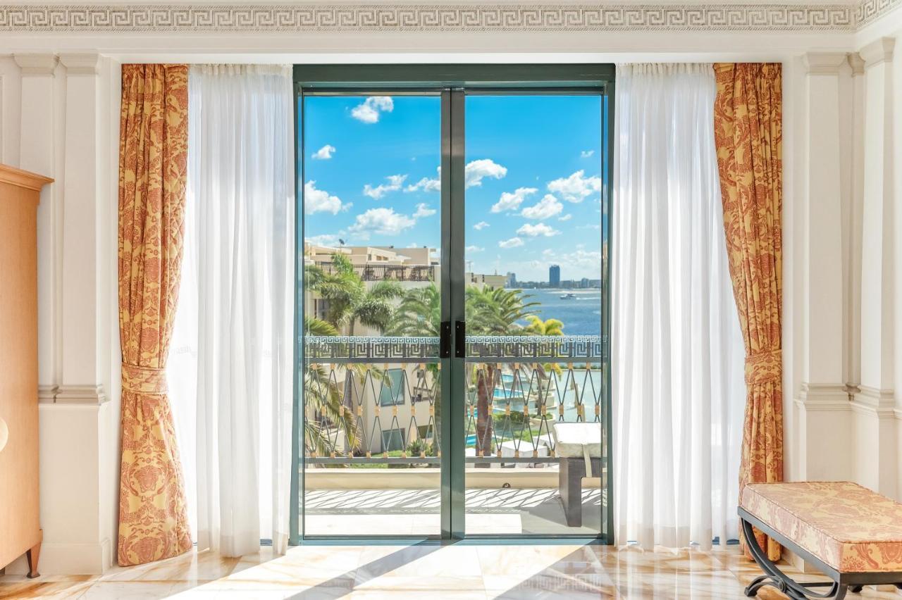 ホテル パラッツォ ヴェルサーチ ゴールドコースト エクステリア 写真 A sliding door