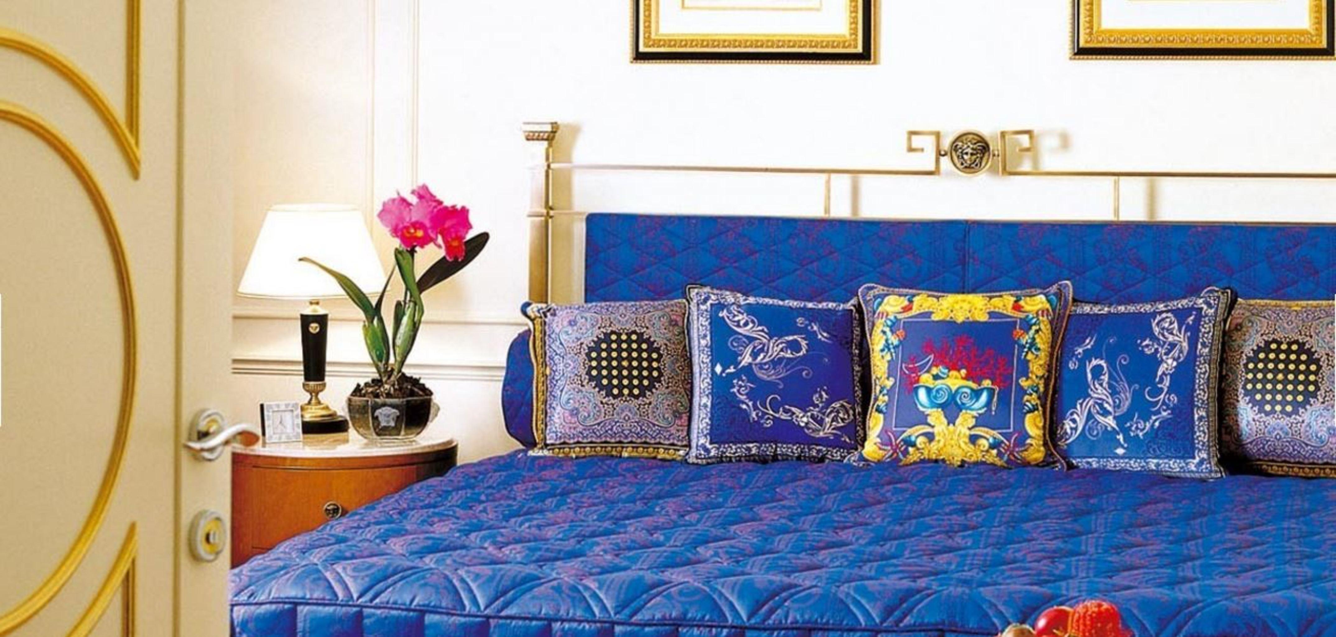 ホテル パラッツォ ヴェルサーチ ゴールドコースト エクステリア 写真 A bed with cushions