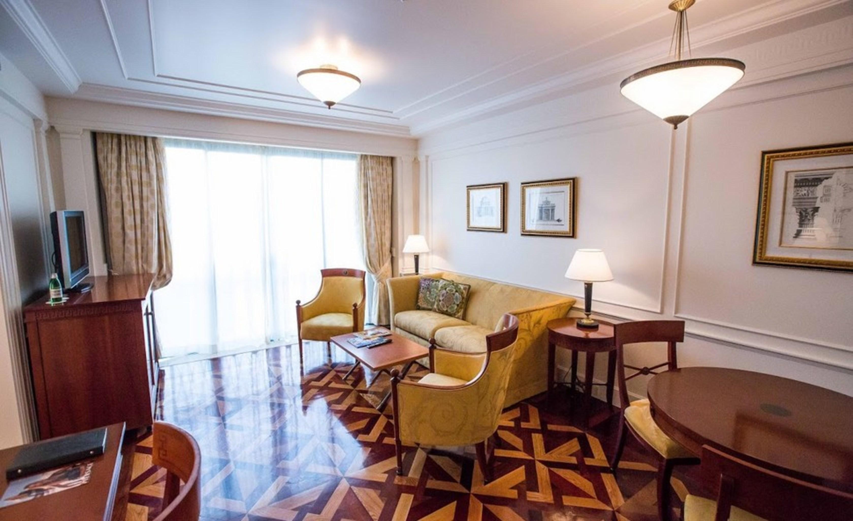 ホテル パラッツォ ヴェルサーチ ゴールドコースト エクステリア 写真 A living room in a suite at the InterContinental