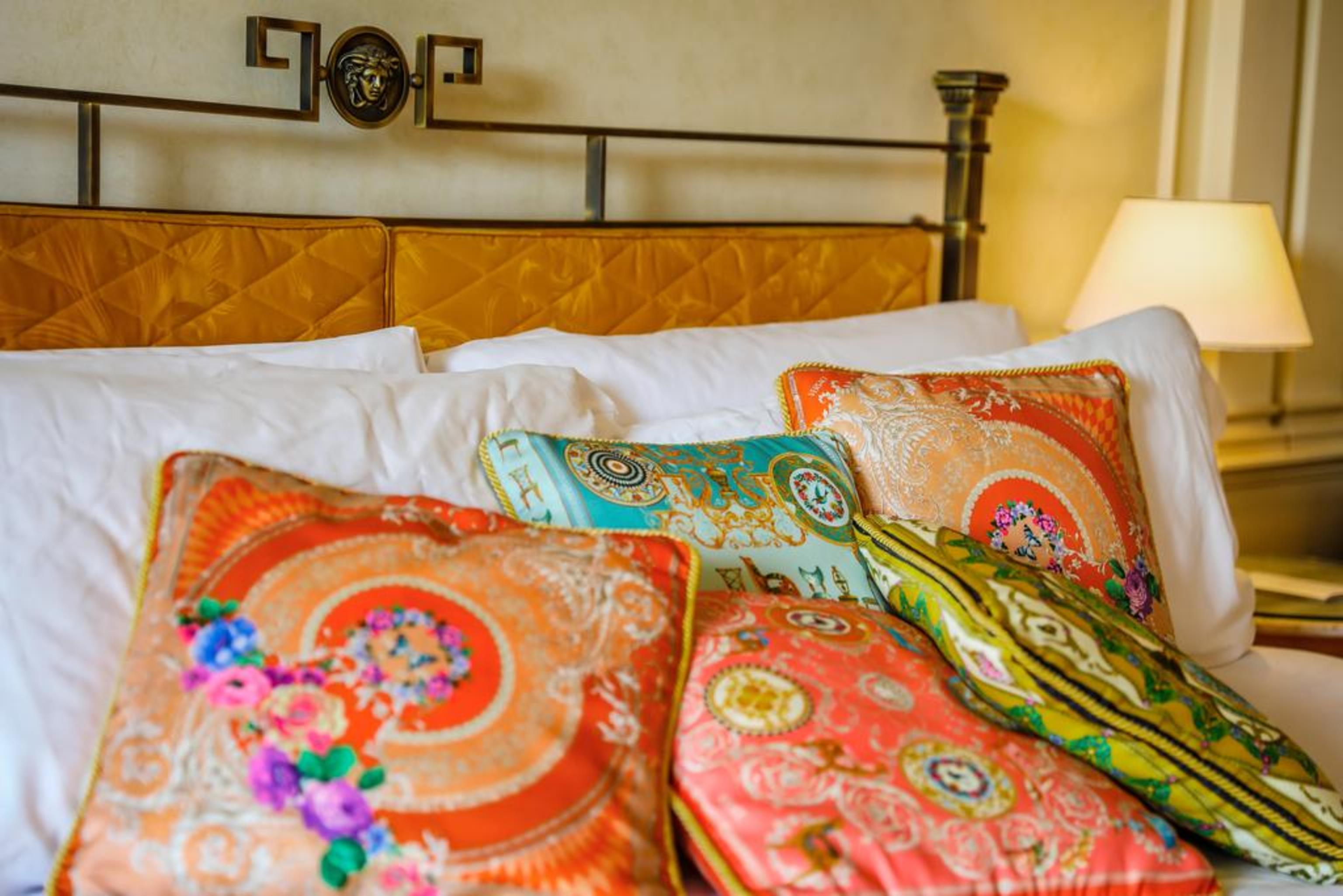 ホテル パラッツォ ヴェルサーチ ゴールドコースト エクステリア 写真 Silk cushions