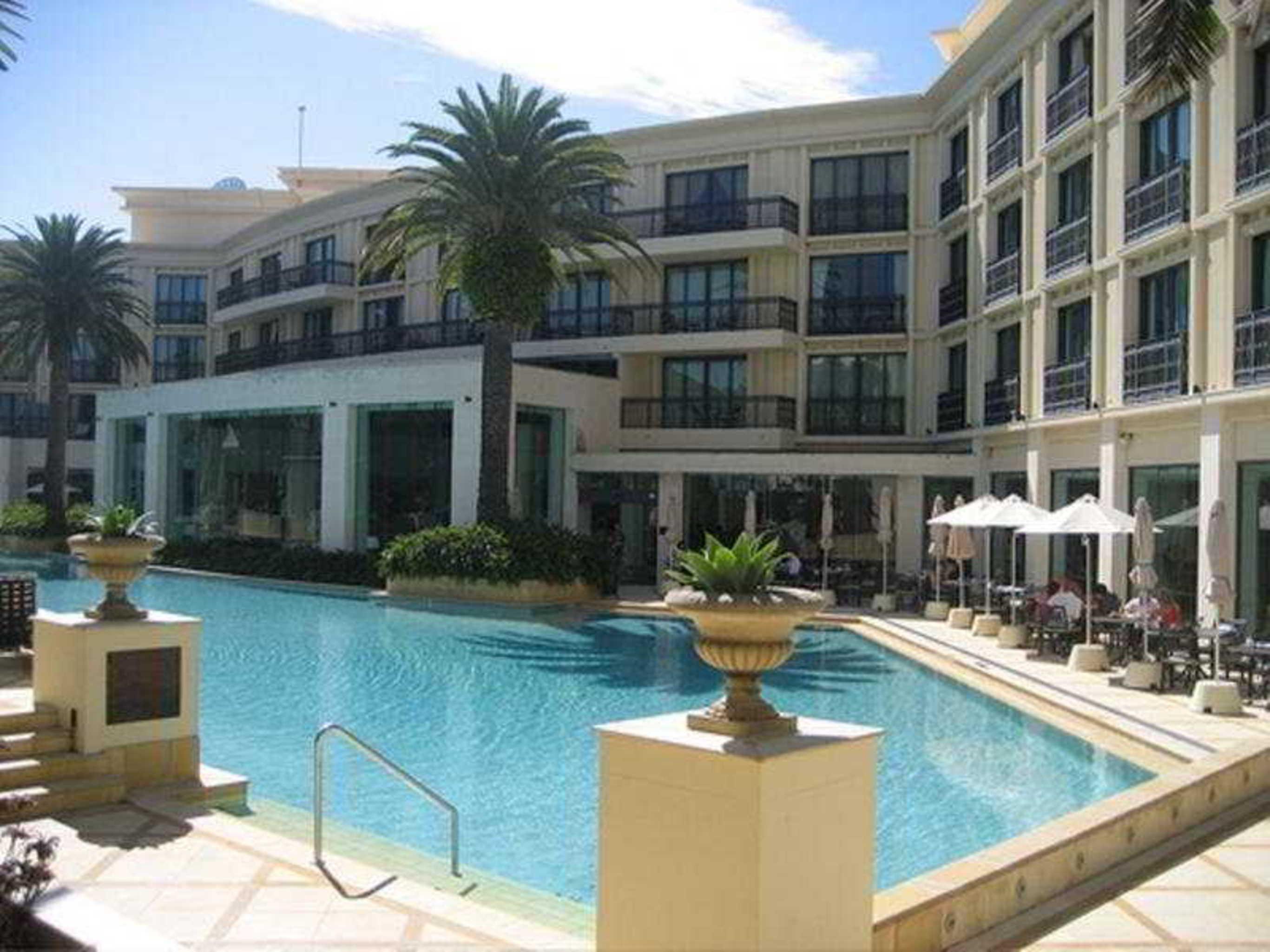 ホテル パラッツォ ヴェルサーチ ゴールドコースト エクステリア 写真 The pool at the Westin