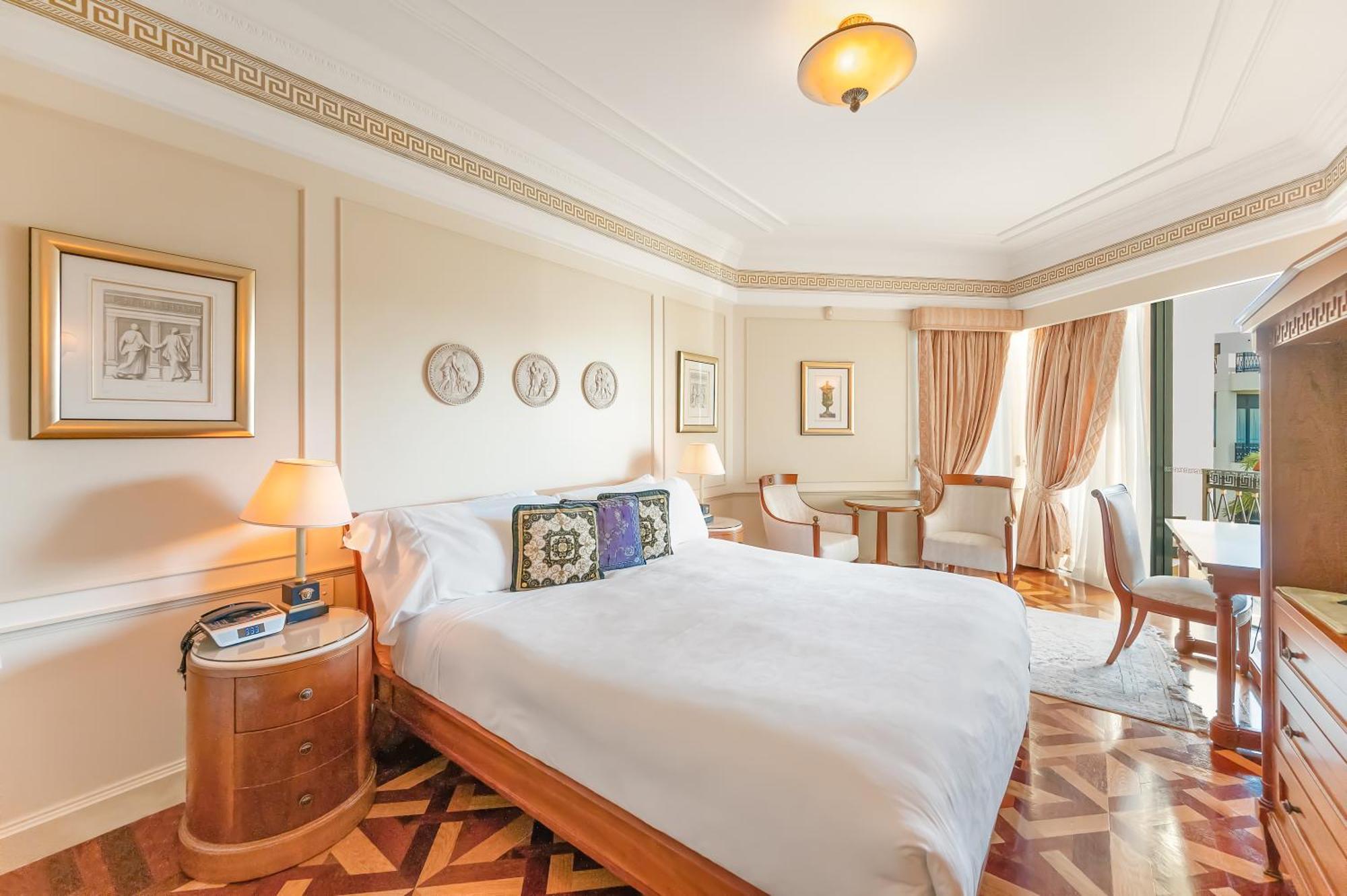 ホテル パラッツォ ヴェルサーチ ゴールドコースト エクステリア 写真 A bedroom at the Four Seasons Hotel