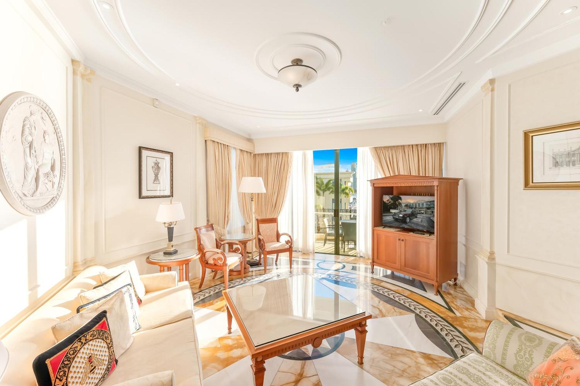 ホテル パラッツォ ヴェルサーチ ゴールドコースト エクステリア 写真 A living room at the Four Seasons Hotel