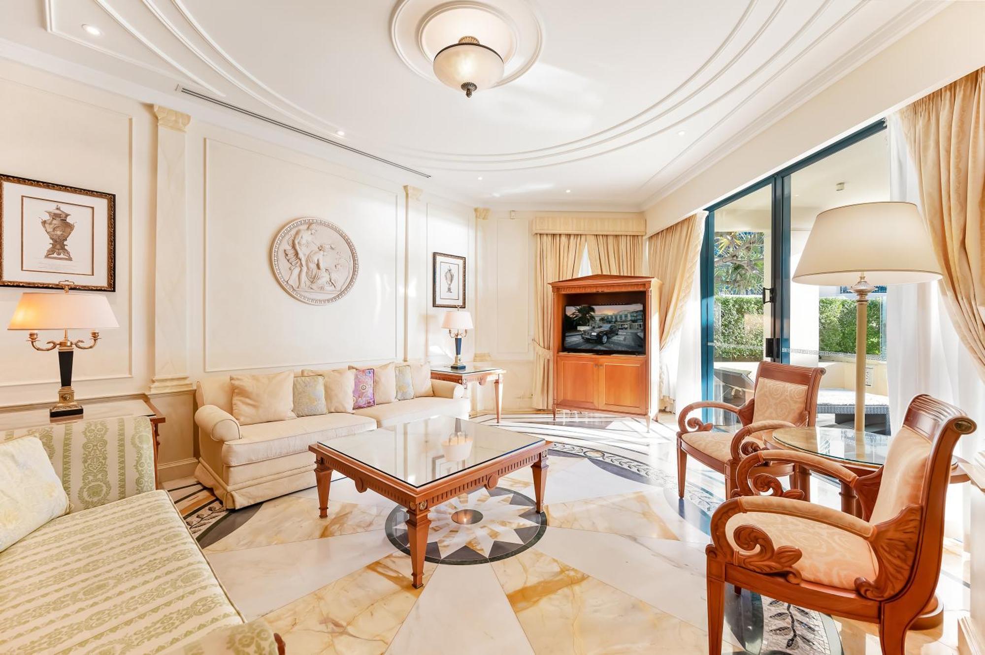 ホテル パラッツォ ヴェルサーチ ゴールドコースト エクステリア 写真 A living room at the Four Seasons Hotel